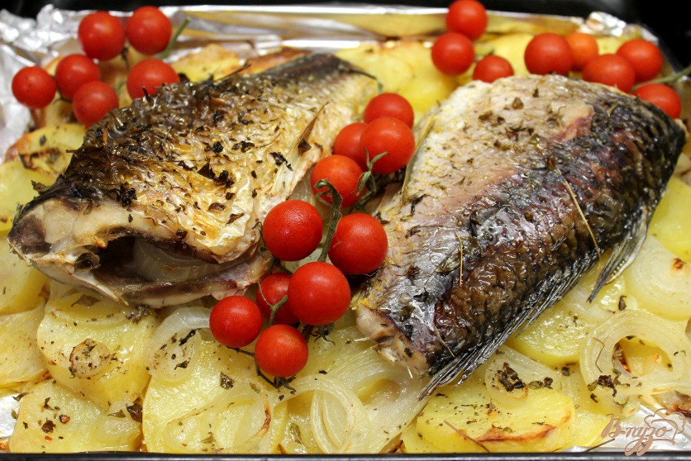 Как приготовить запеченную рыбу. Рыба в духовке. Карп в духовке с картошкой. Рыба запеченная с картошкой. Рыба запеченная целиком.