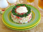 салат из минтая с картошкой красиво выложенный на блюдо