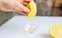 выдавливание сока из лимона