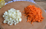 горки лука и моркови