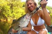 красивая девушка с большой пойманной рыбой