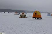 палатки для зимней рыбалки на льду водохранилища