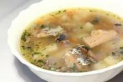 тарелка с супом из рыбных консервов