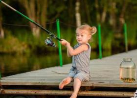 маленькая девочка удочка банка окунь рыбалка