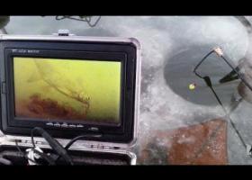 экран камеры подводной съемки на рыбалке