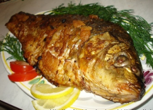 фаршированный карась на блюде
