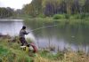 Рыбалка на озере на поплавок