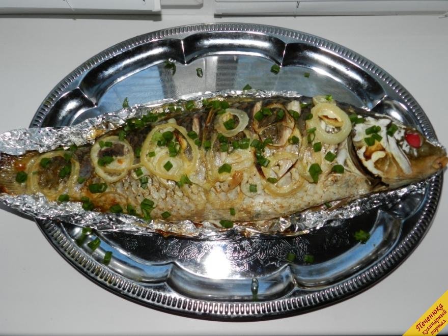 карп, запеченный в фольге с луком и сметаной